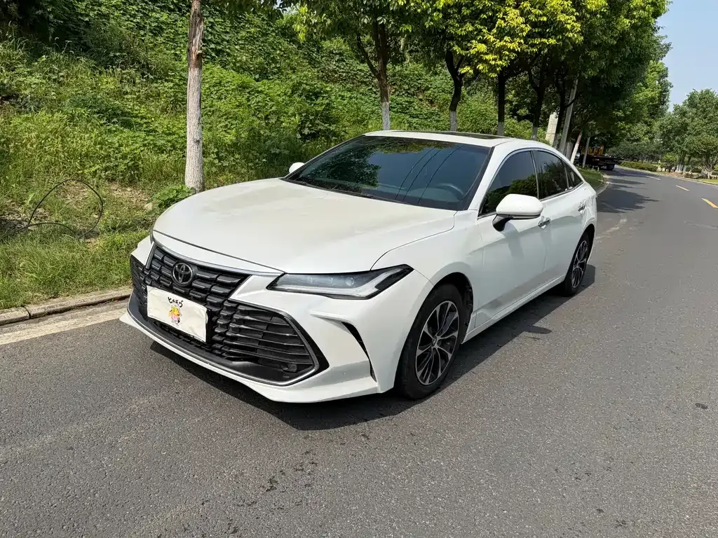 Toyota Avalon — фото 1