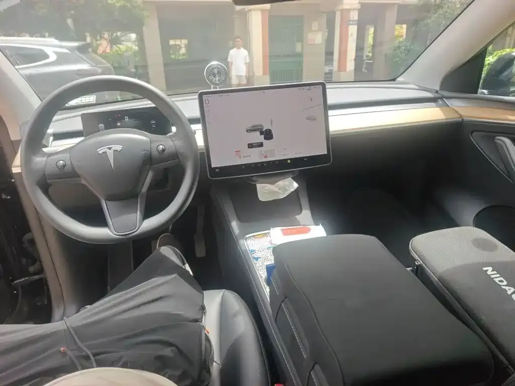Tesla Model Y — фото 10