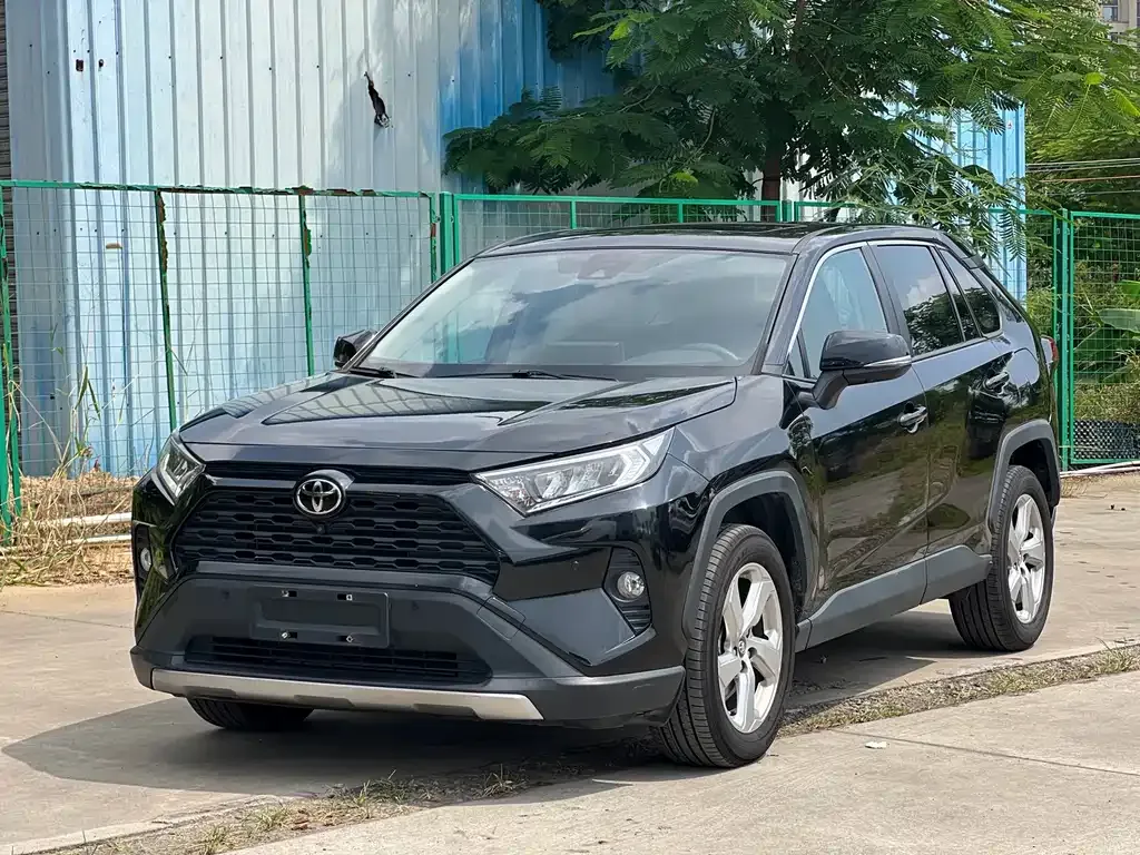 Toyota RAV4 — фото 1