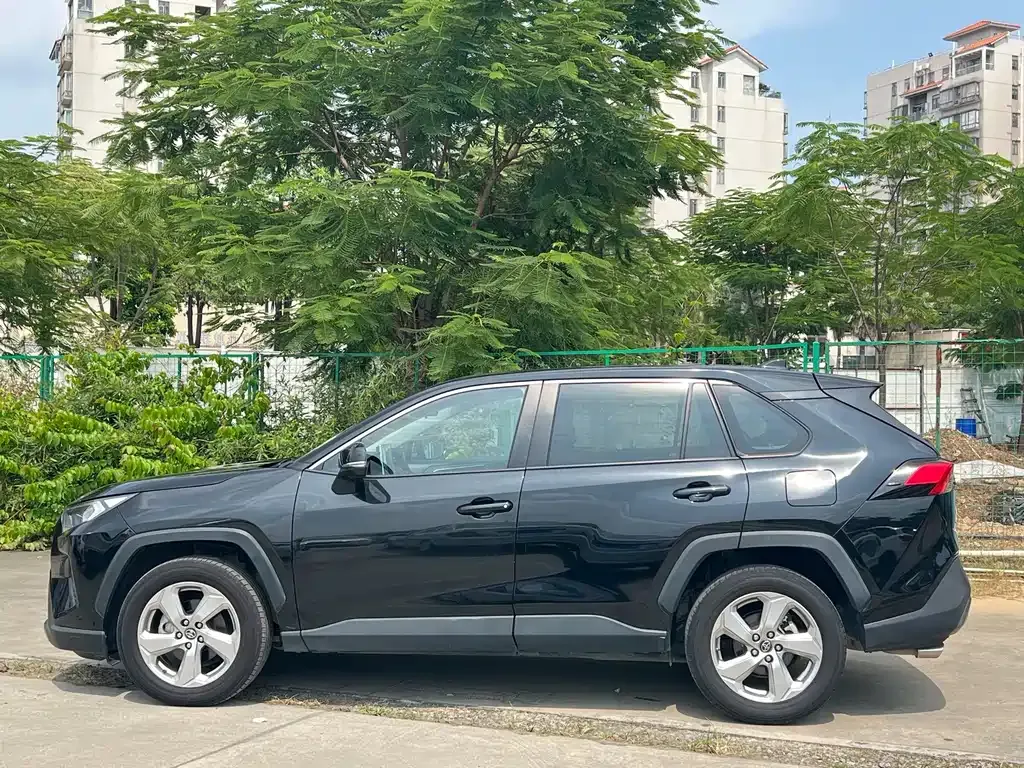 Toyota RAV4 — фото 9