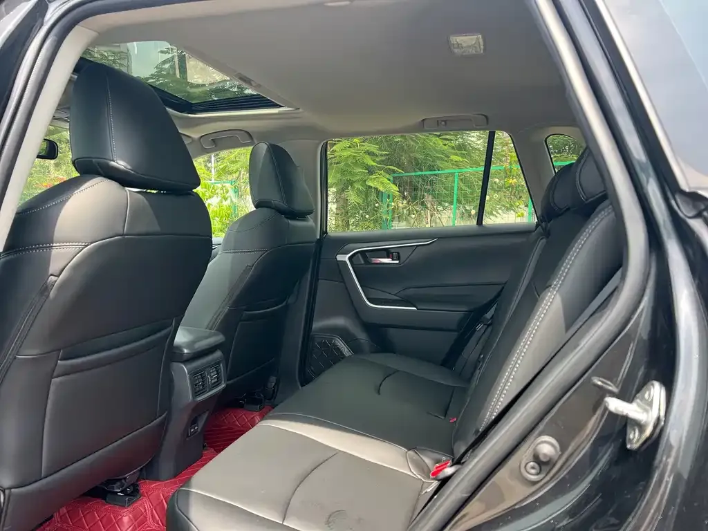Toyota RAV4 — фото 7