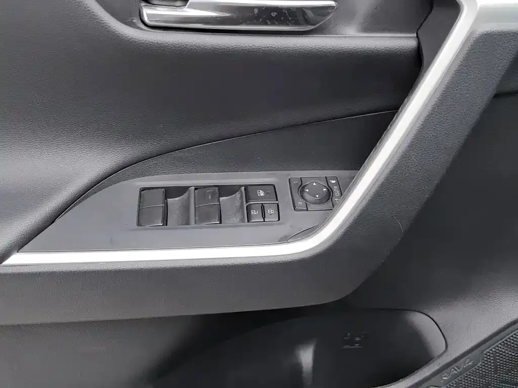 Toyota RAV4 — фото 10