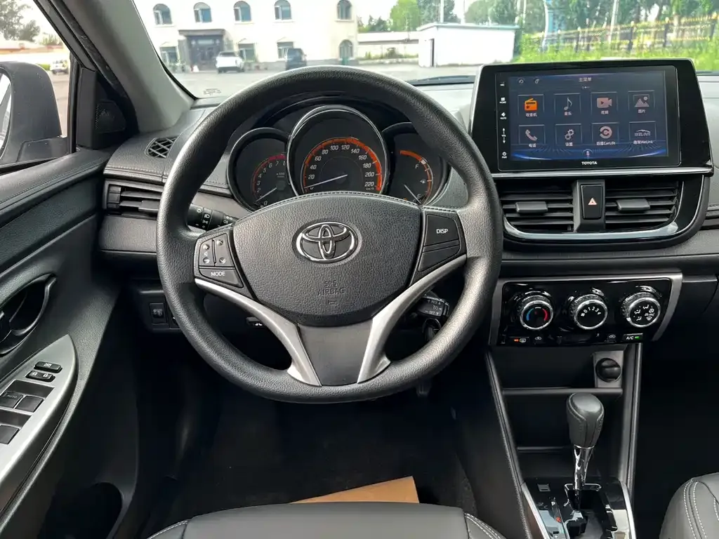 Toyota Yaris L — фото 3