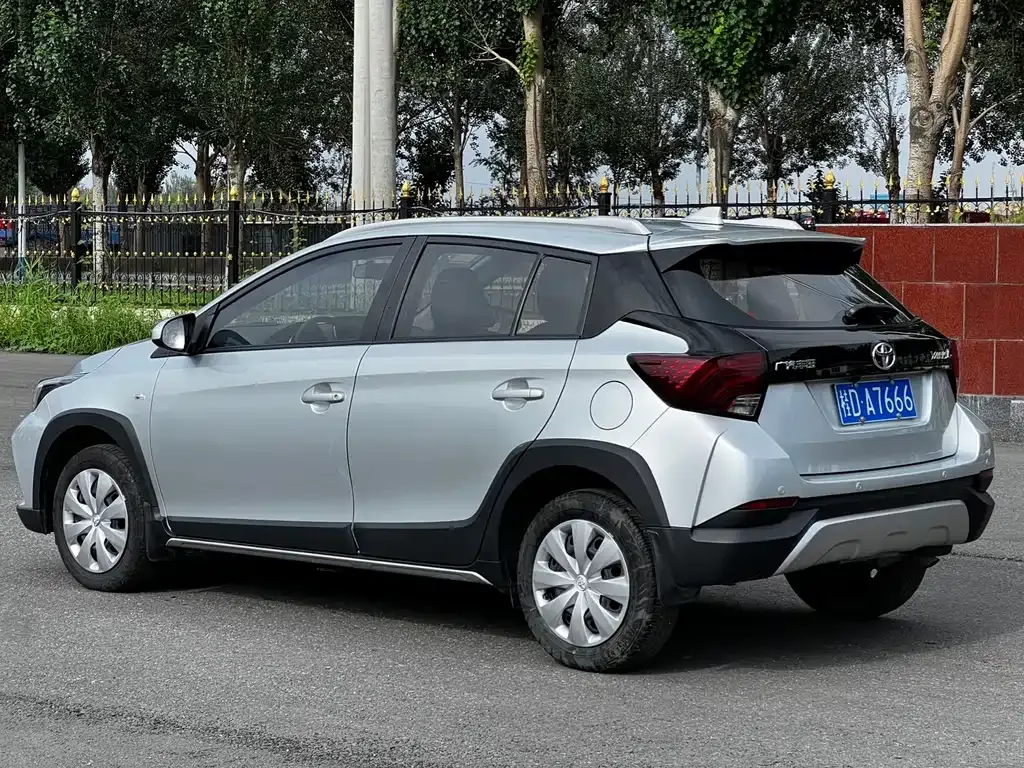 Toyota Yaris L — фото 10