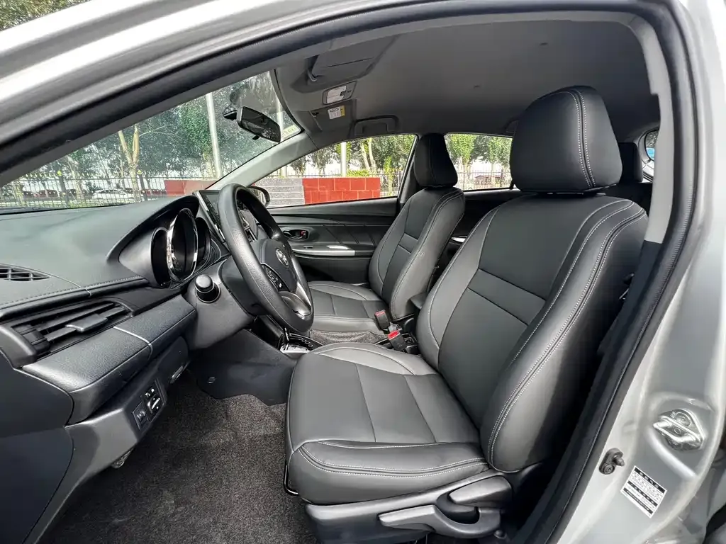 Toyota Yaris L — фото 7
