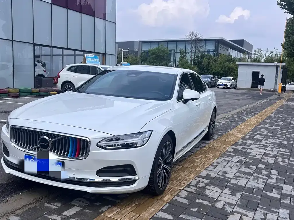 Volvo S90 — фото 1
