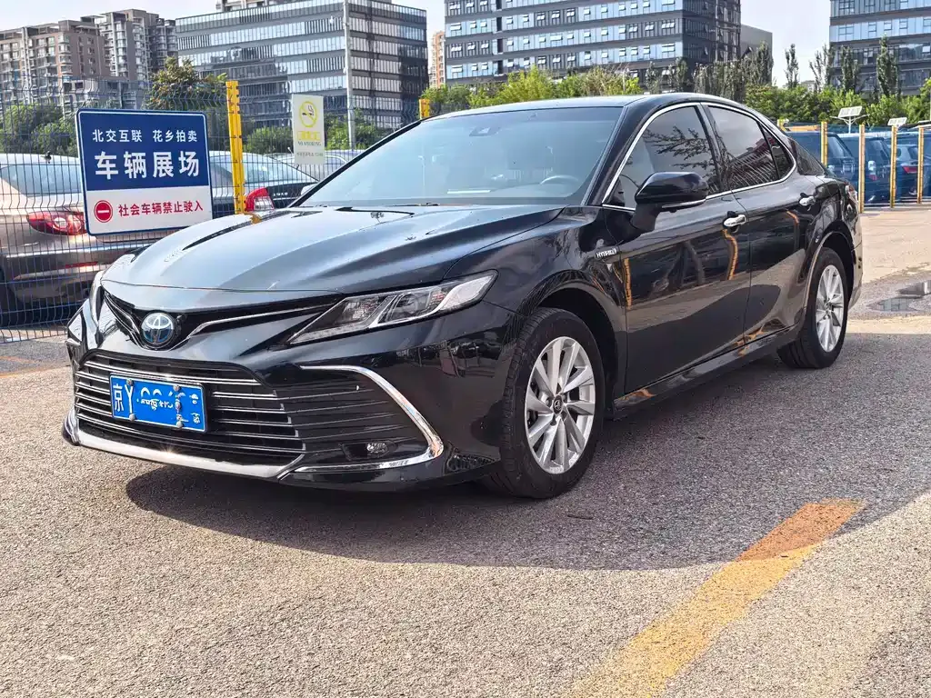 Toyota Camry — фото 1