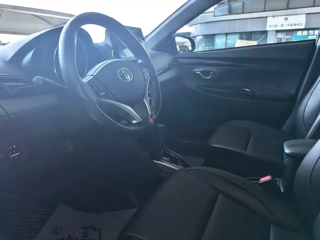Toyota Yaris L — фото 2