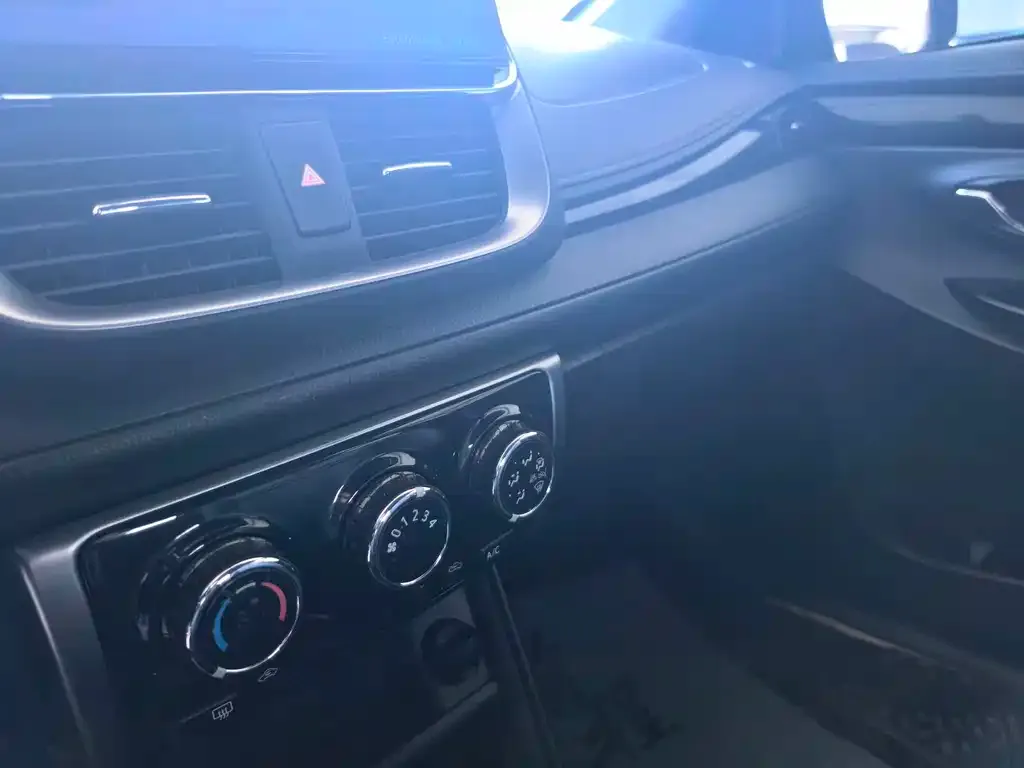Toyota Yaris L — фото 3