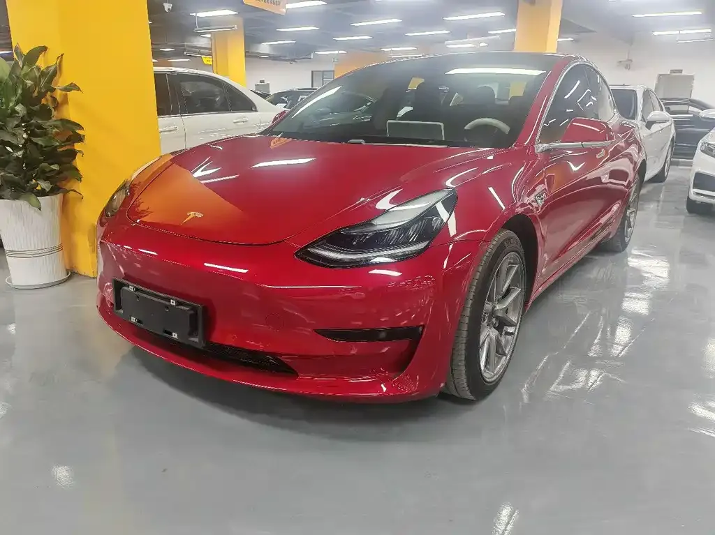 Tesla Model 3 — фото 1