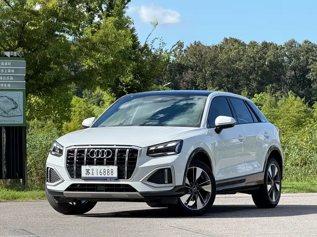 Audi Q2L — фото 1