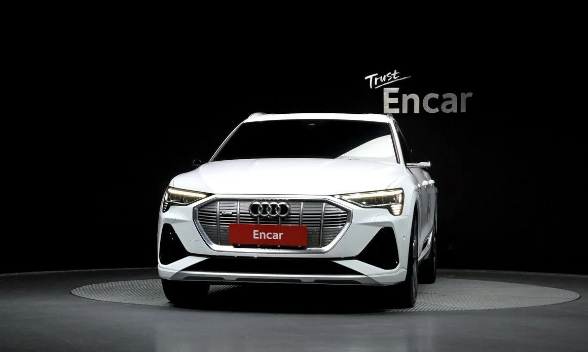 Audi e-tron — фото 4