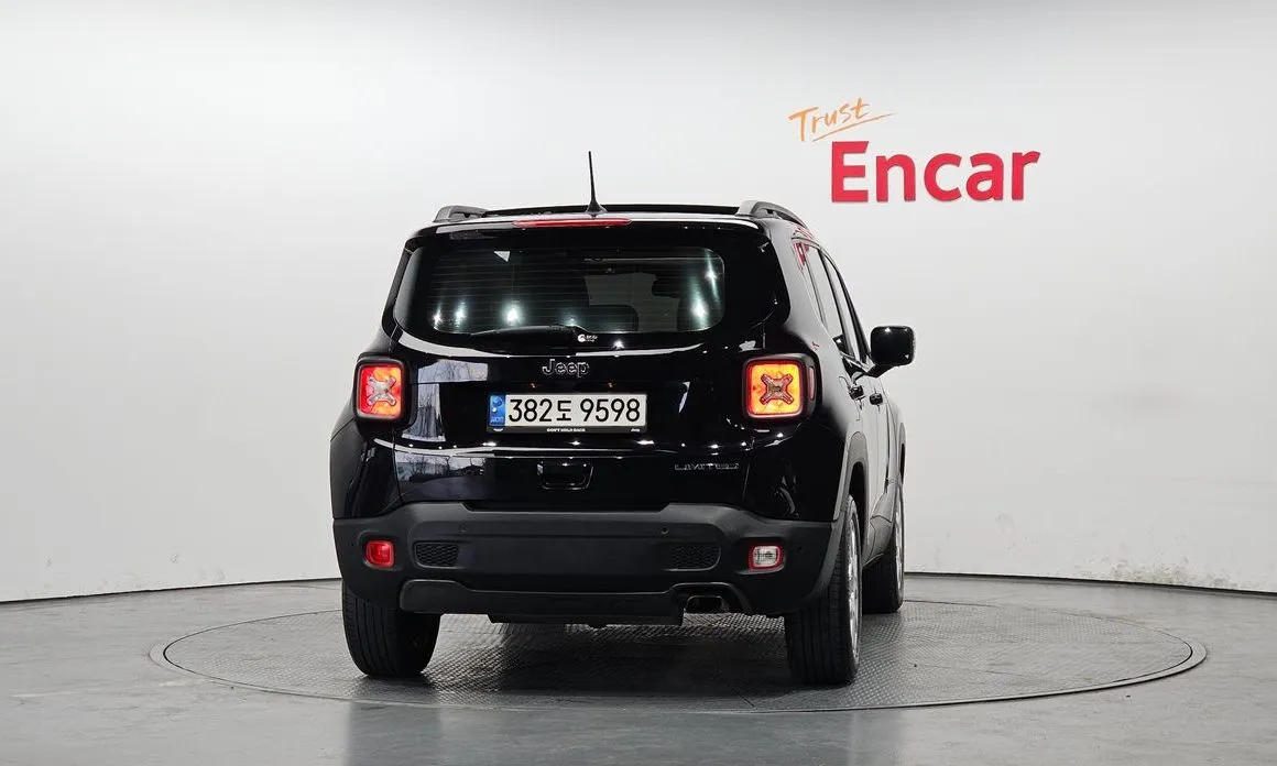 Jeep Renegade — фото 10