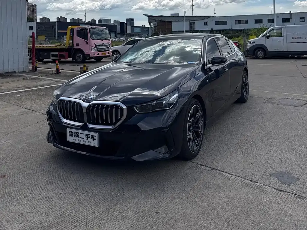 BMW 5 Series — фото 1