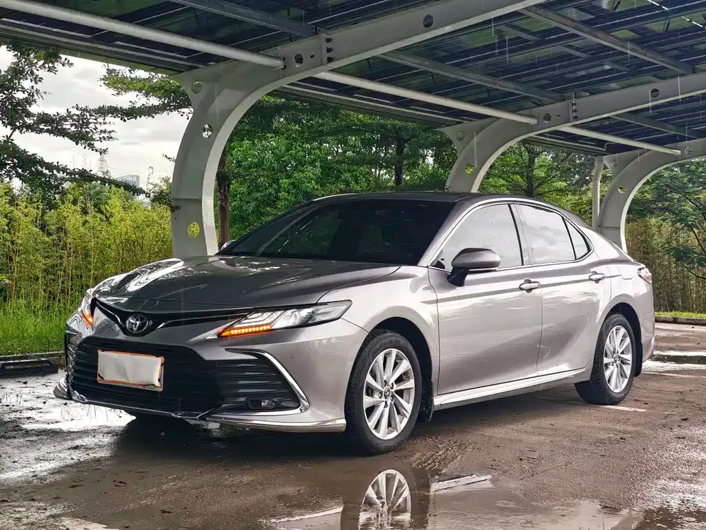 Toyota Camry — фото 1