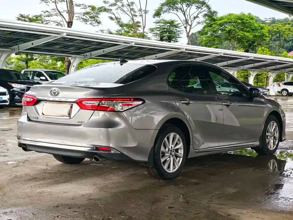 Toyota Camry — фото 10