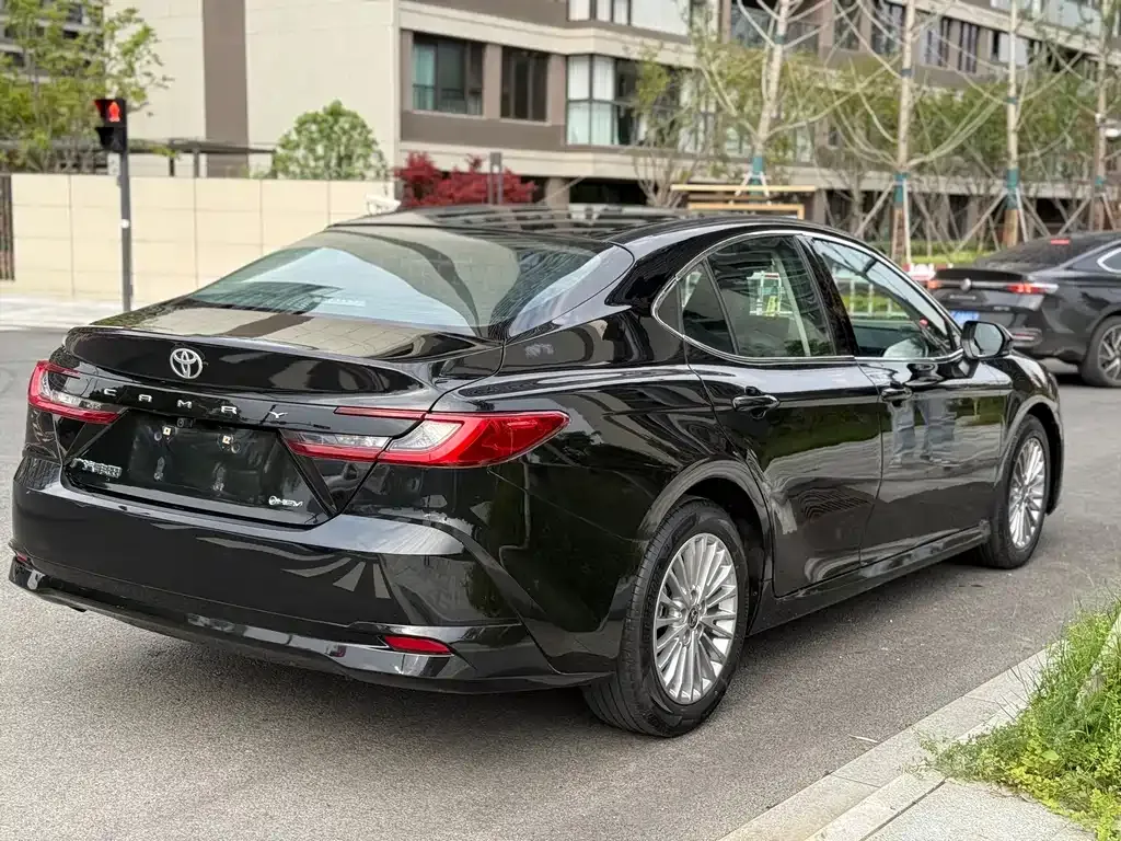 Toyota Camry — фото 5