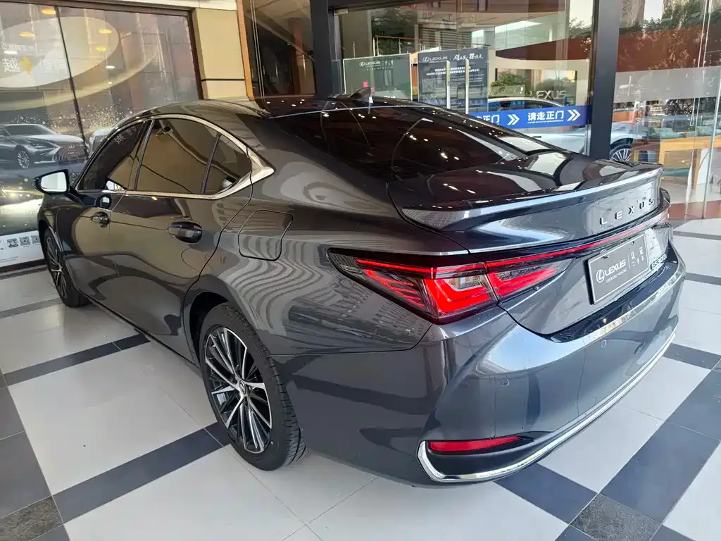 Lexus ES — фото 10