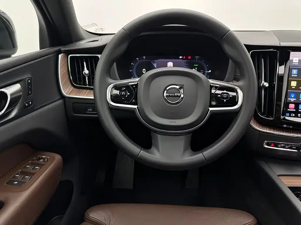 Volvo XC60 PHEV — фото 9