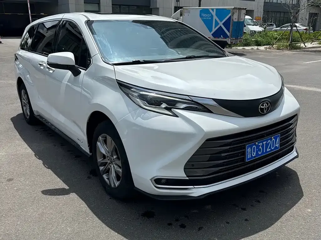 Toyota Sienna — фото 1