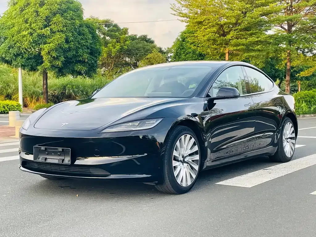 Tesla Model 3 — фото 1
