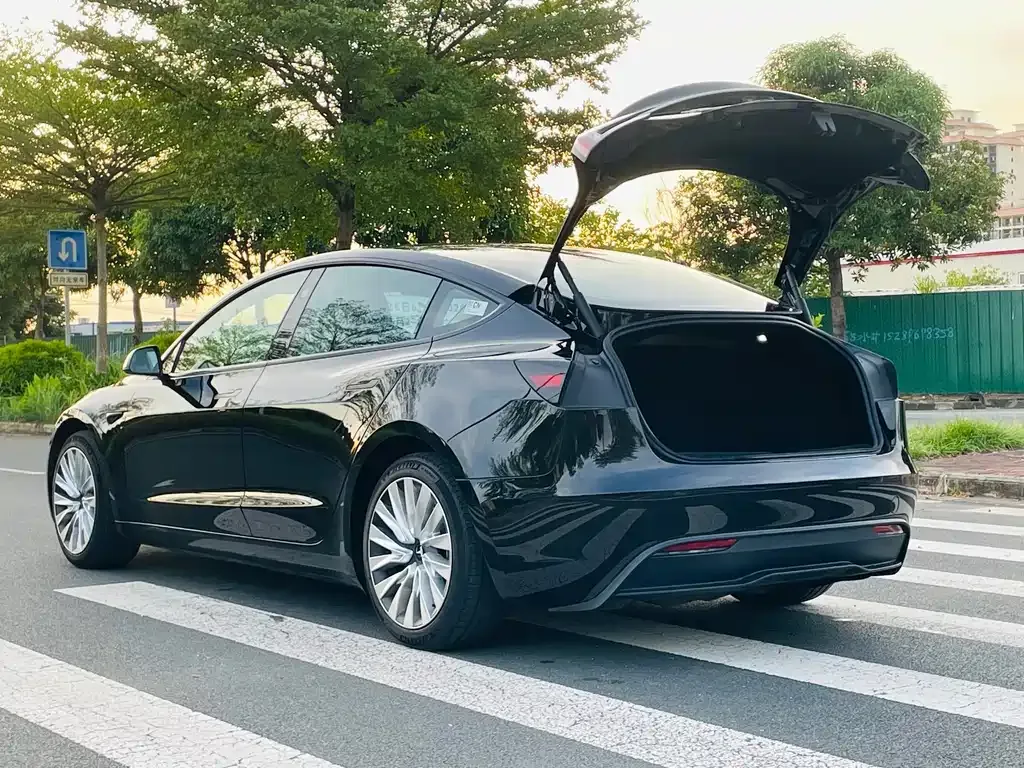 Tesla Model 3 — фото 9