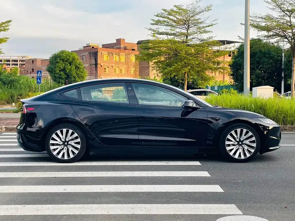 Tesla Model 3 — фото 10
