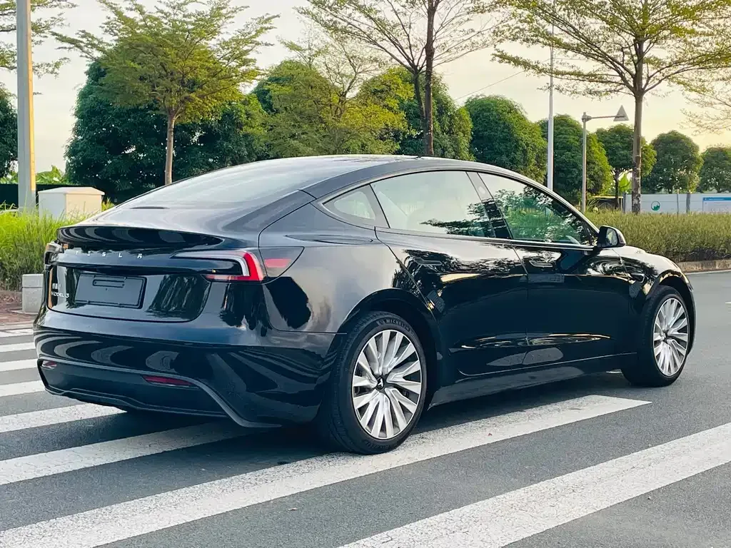 Tesla Model 3 — фото 4