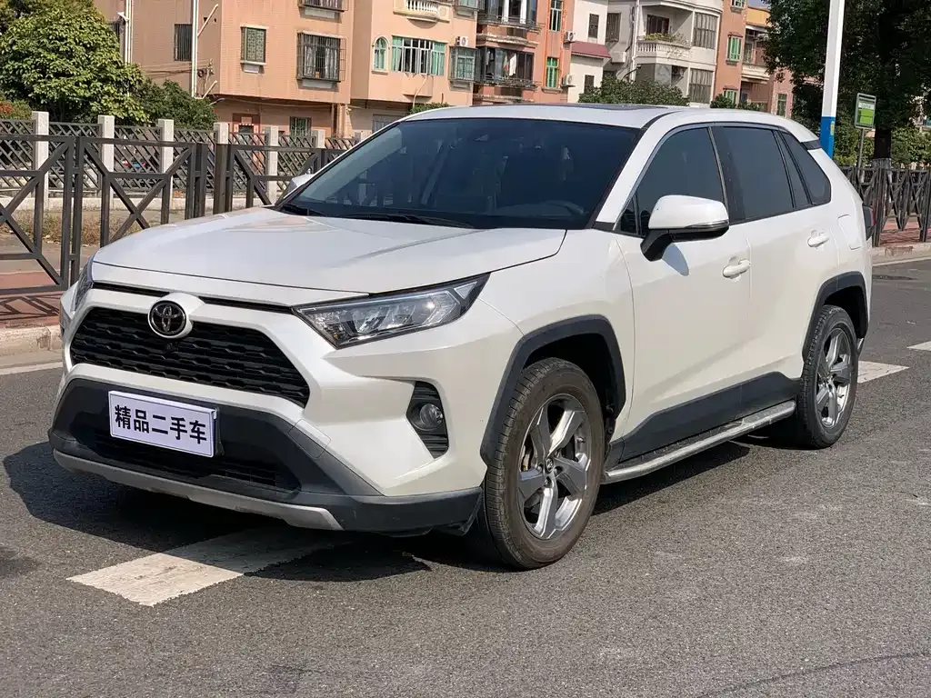 Toyota RAV4 — фото 1