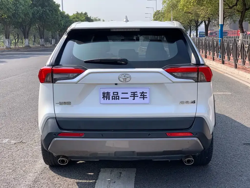 Toyota RAV4 — фото 8