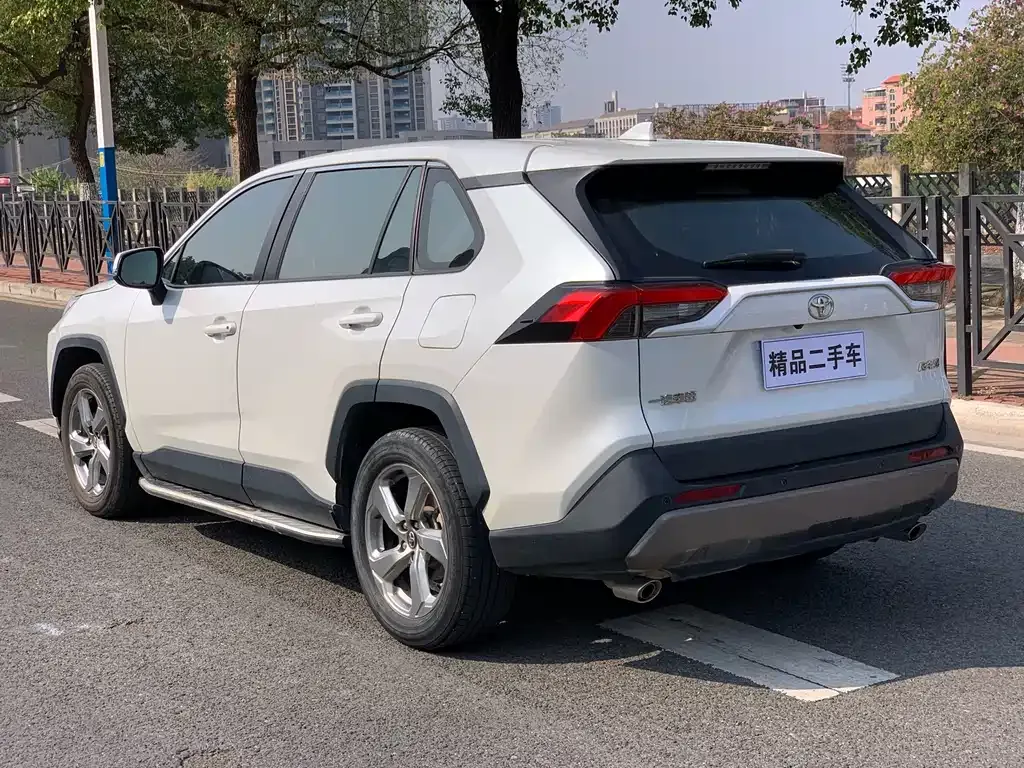 Toyota RAV4 — фото 7