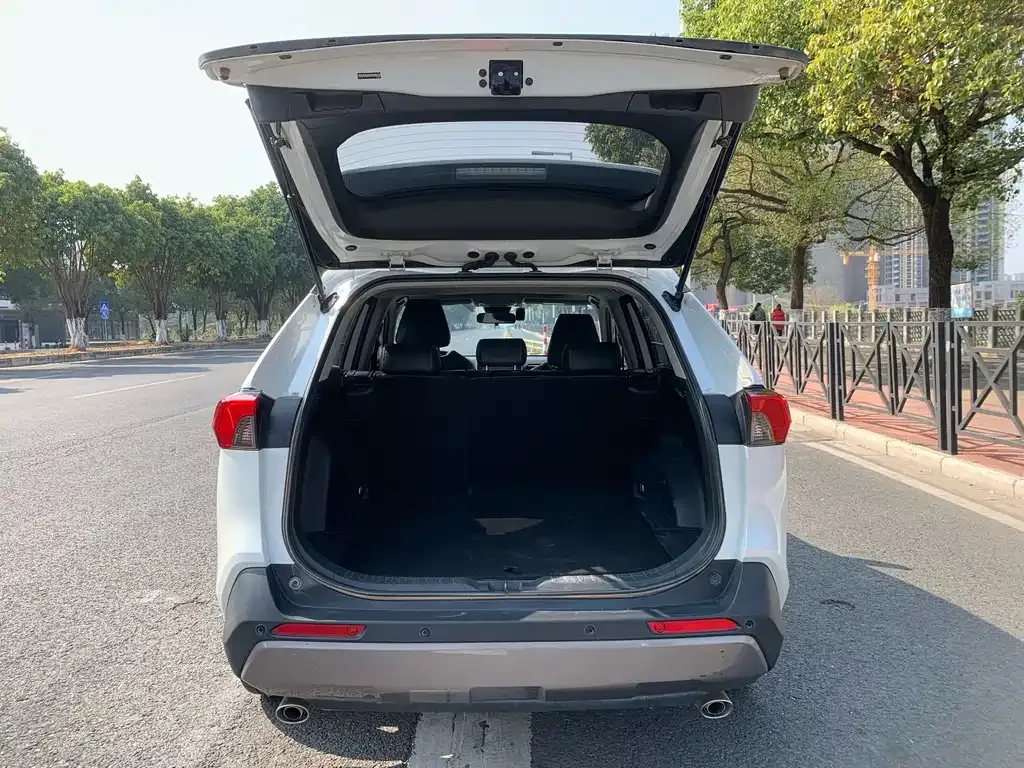 Toyota RAV4 — фото 3