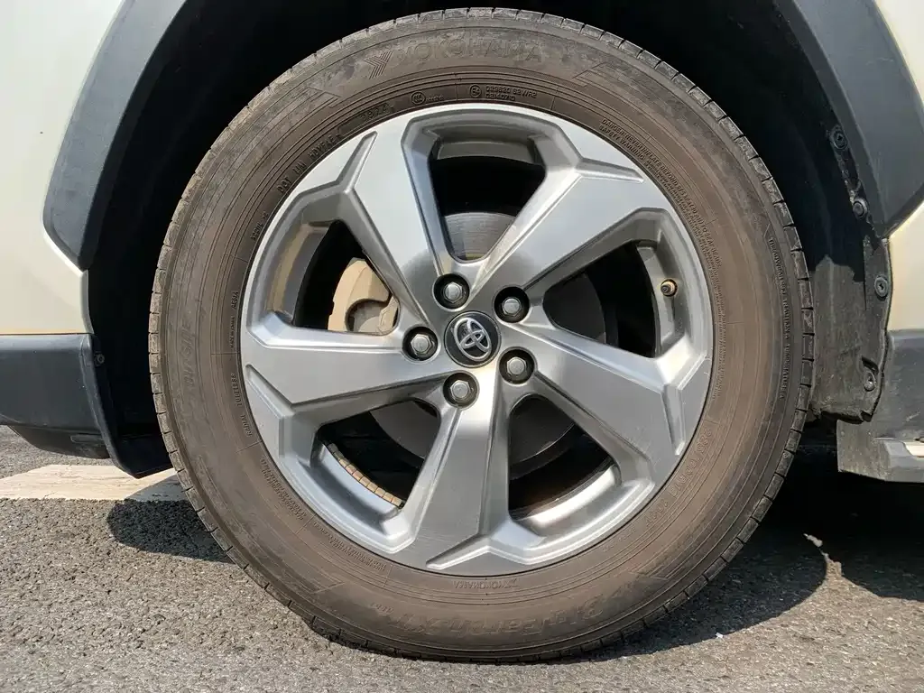 Toyota RAV4 — фото 6