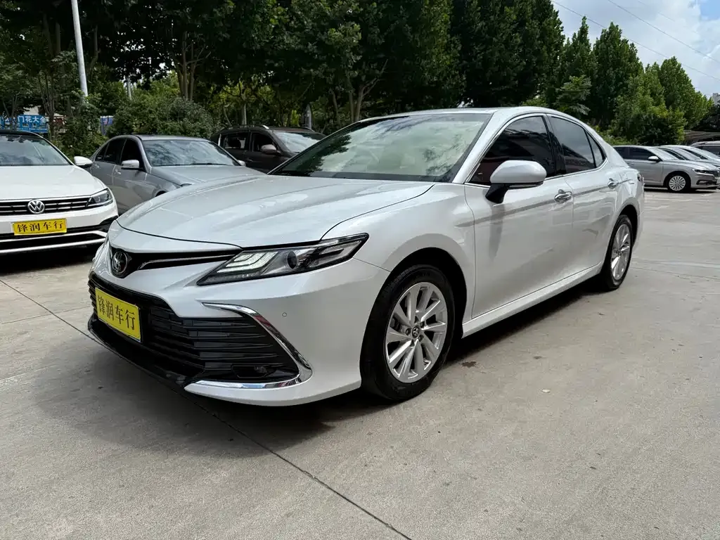 Toyota Camry — фото 1