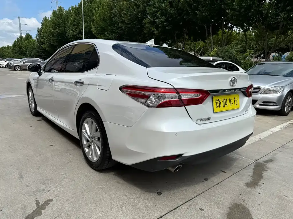 Toyota Camry — фото 5