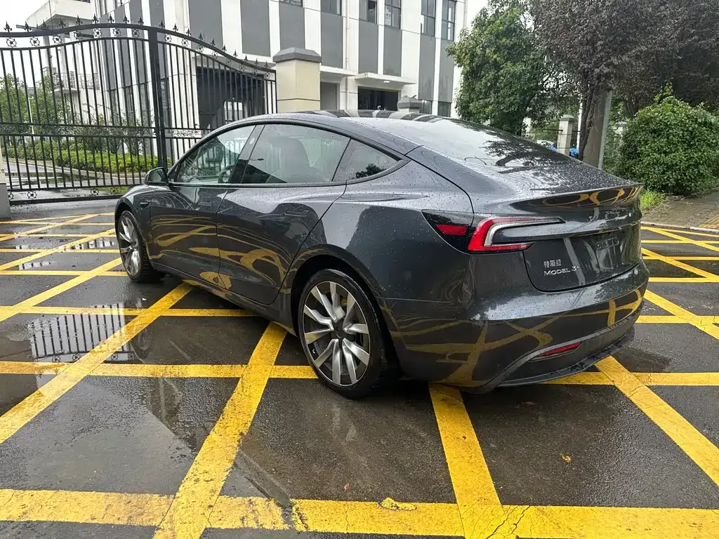 Tesla Model 3 — фото 9