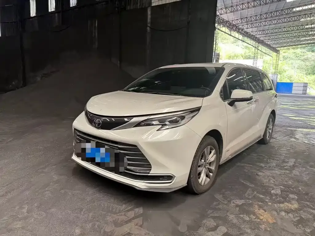 Toyota Sienna — фото 1