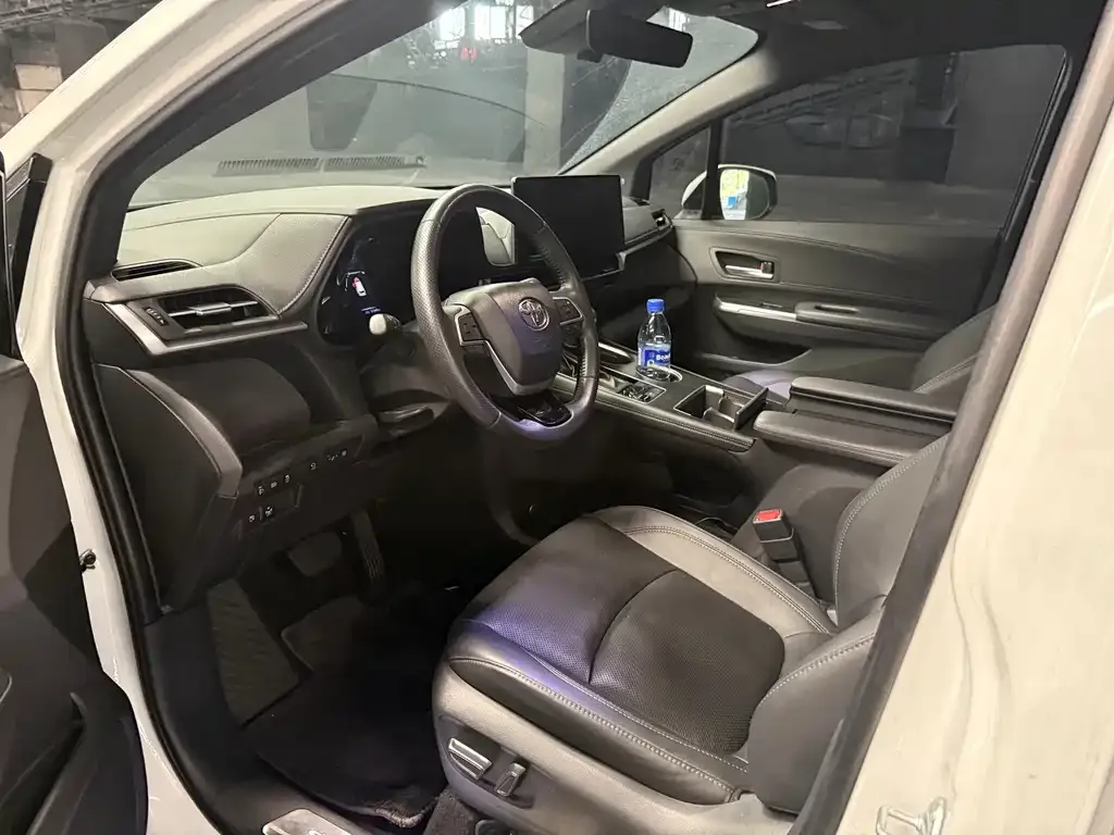 Toyota Sienna — фото 4