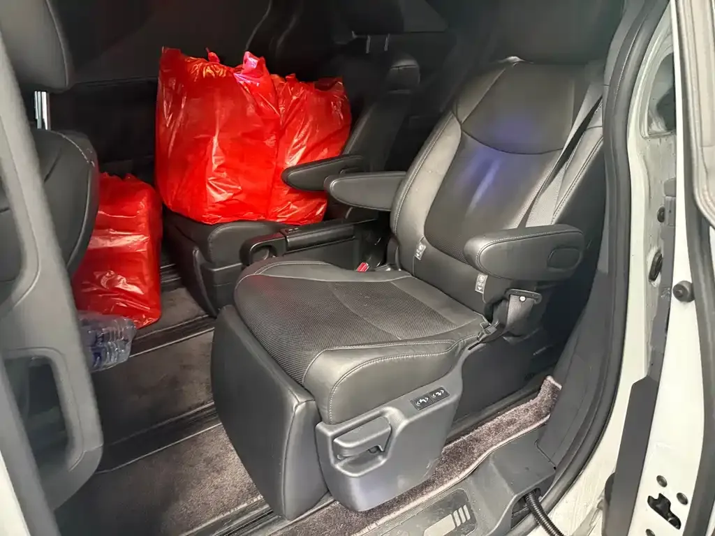 Toyota Sienna — фото 2