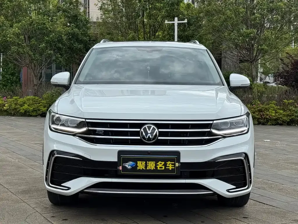 Volkswagen Tiguan L — фото 1