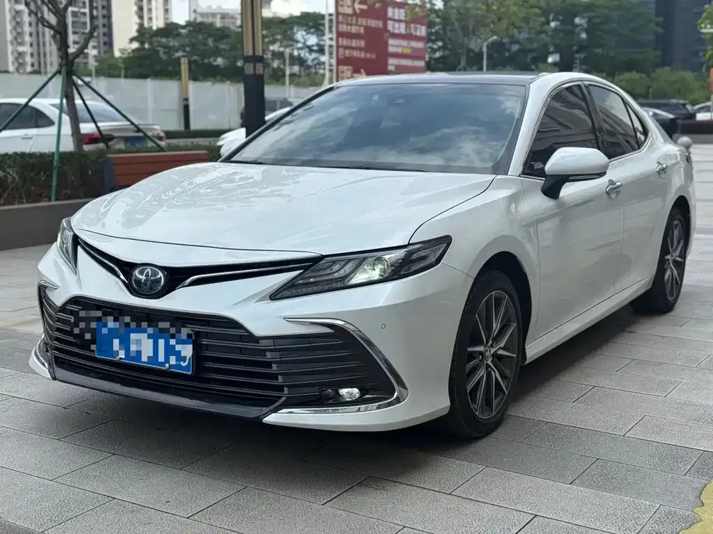 Toyota Camry — фото 1