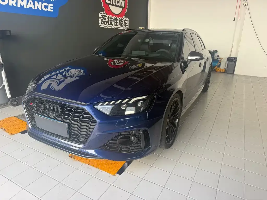 Audi RS 4 — фото 1