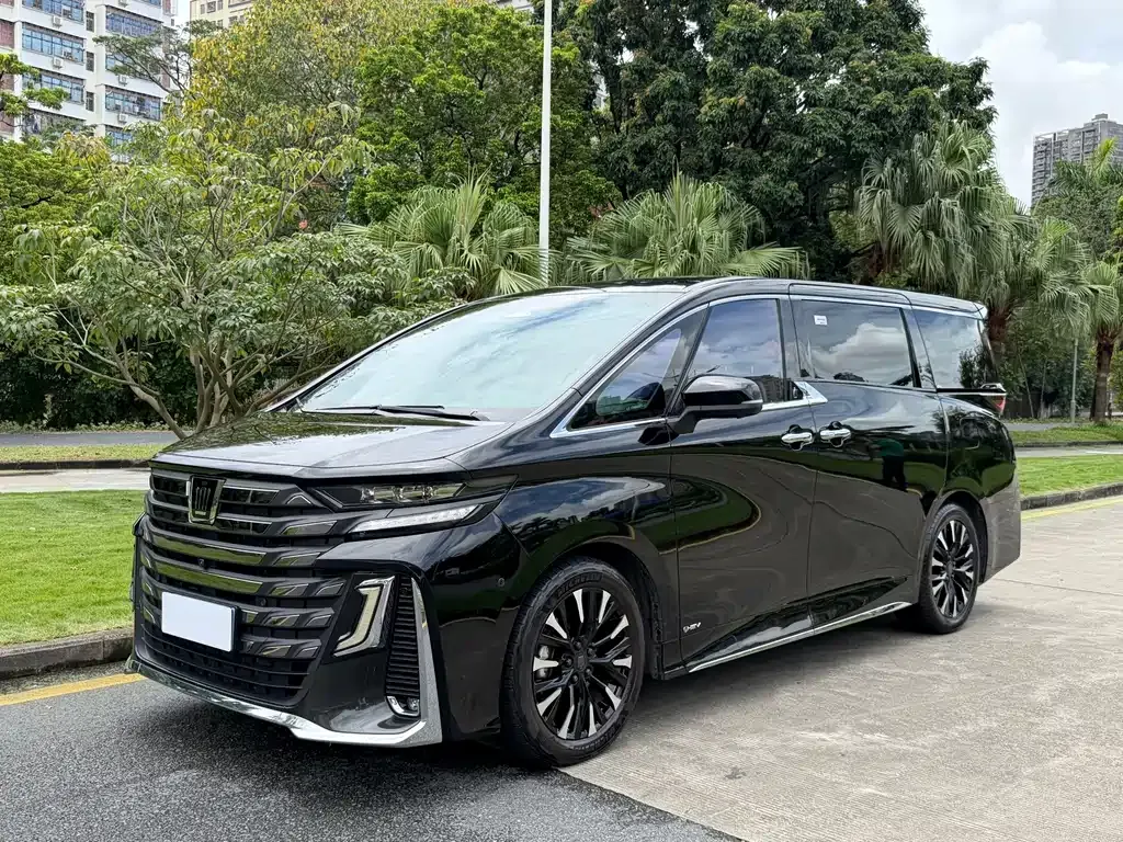 Toyota Vellfire — фото 1