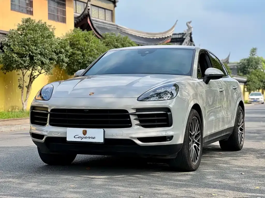 Porsche Cayenne — фото 1