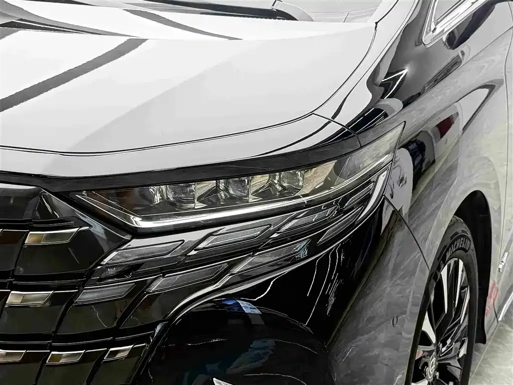 Toyota Alphard — фото 9