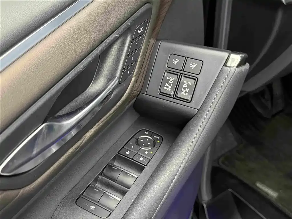 Toyota Alphard — фото 6