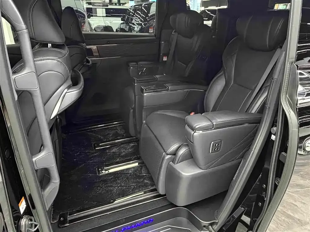 Toyota Alphard — фото 2