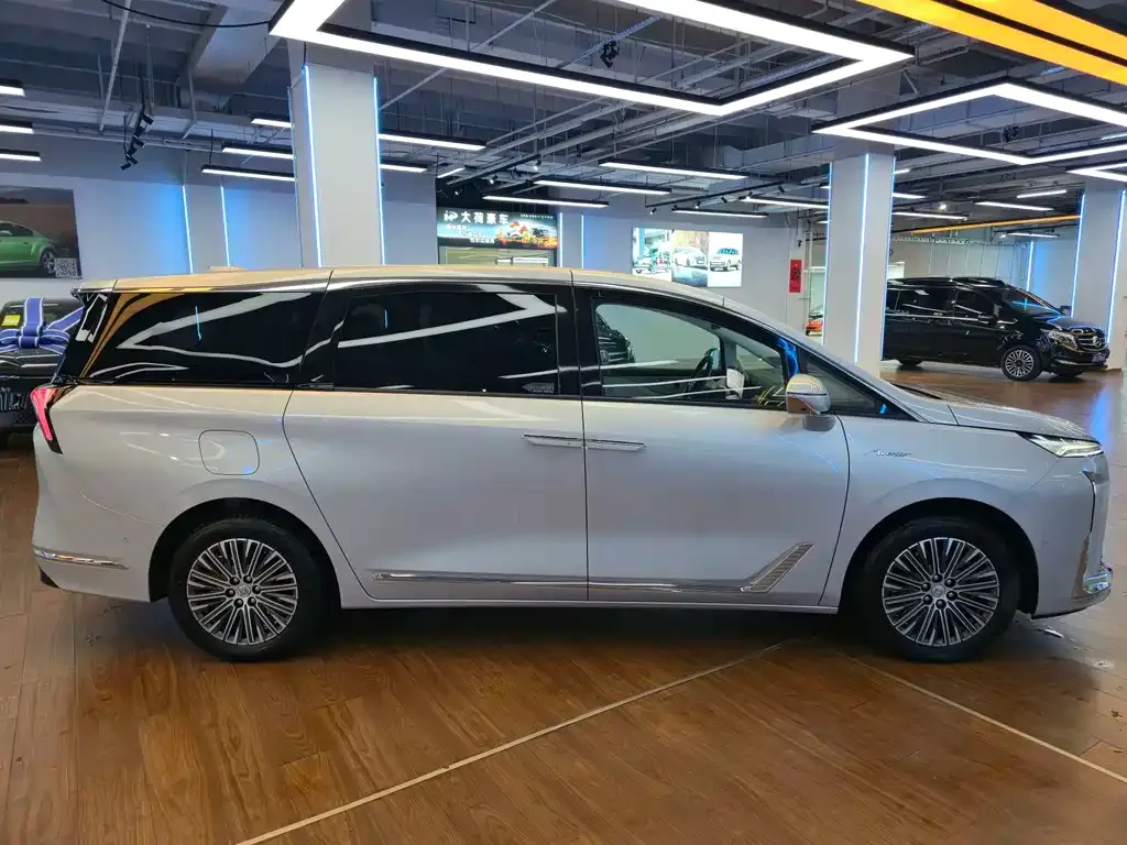 Buick GL8 Hybrid — фото 10