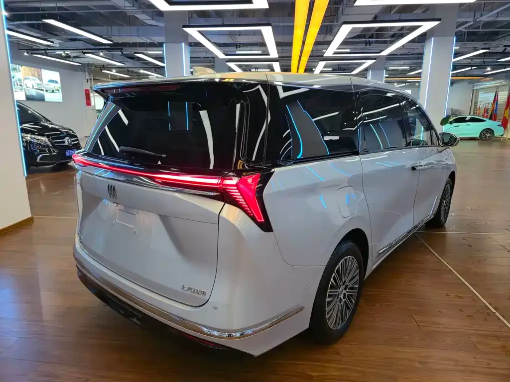 Buick GL8 Hybrid — фото 2