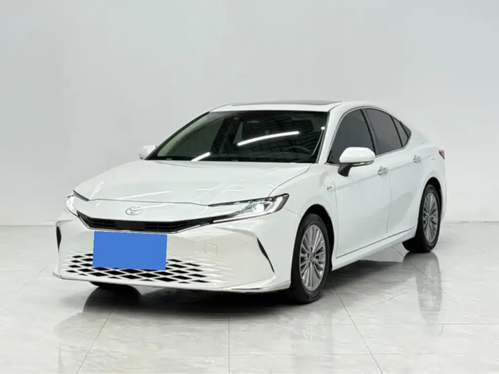 Toyota Camry — фото 1